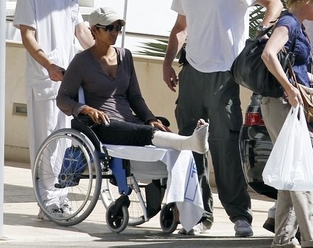 Halle Barry - Broken leg at Mayorca Spain