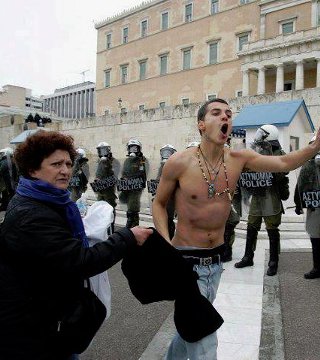 Η πολυδιάστατη σοφία της Ελληνίδας μάνας - Απόψεις