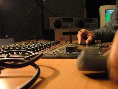 Click για να την δείτε σε μεγάλο μέγεθος
==============
Free 98 FM - Studio
Καλλιτεχνική άποψη..! :) Βγάζω ο άτιμος καλές φωτογραφίες!
Λέξεις Κλειδιά: κονσόλα μικρόφωνο studio FREE 98 FM Click για να την δείτε σε μεγάλο μέγεθος
==============
Free 98 FM - Studio
Καλλιτεχνική άποψη..! :) Βγάζω ο άτιμος καλές φωτογραφίες!
Λέξεις Κλειδιά: κονσόλα μικρόφωνο studio FREE 98 FM