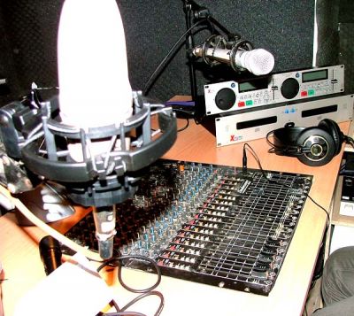 Click       
 ============== 
Free 98 FM - Console
 ..! :) 
 : Free FM 98  studio microphone
