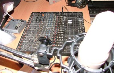 Click       
 ============== 
Free FM - studio
 ..! :) 
 : Free 98 FM studio console  