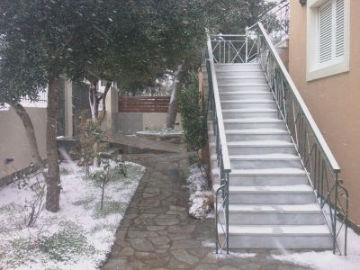 Click       
 ============== 
Saronida in Snow - Feb 2008
